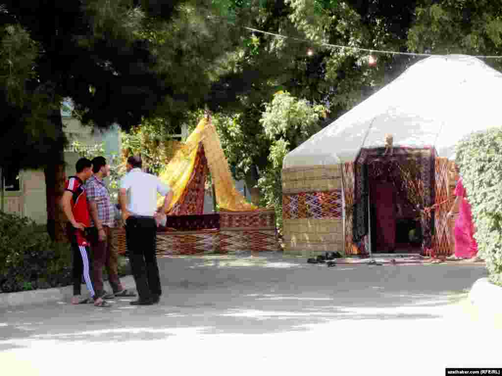 Aşgabadyň köp gatly jaýlarynda toý tutýan ýaşaýjylar indi ýaşaýyş jaýlarynyň öňünde gara öýleri hem gurýarlar.