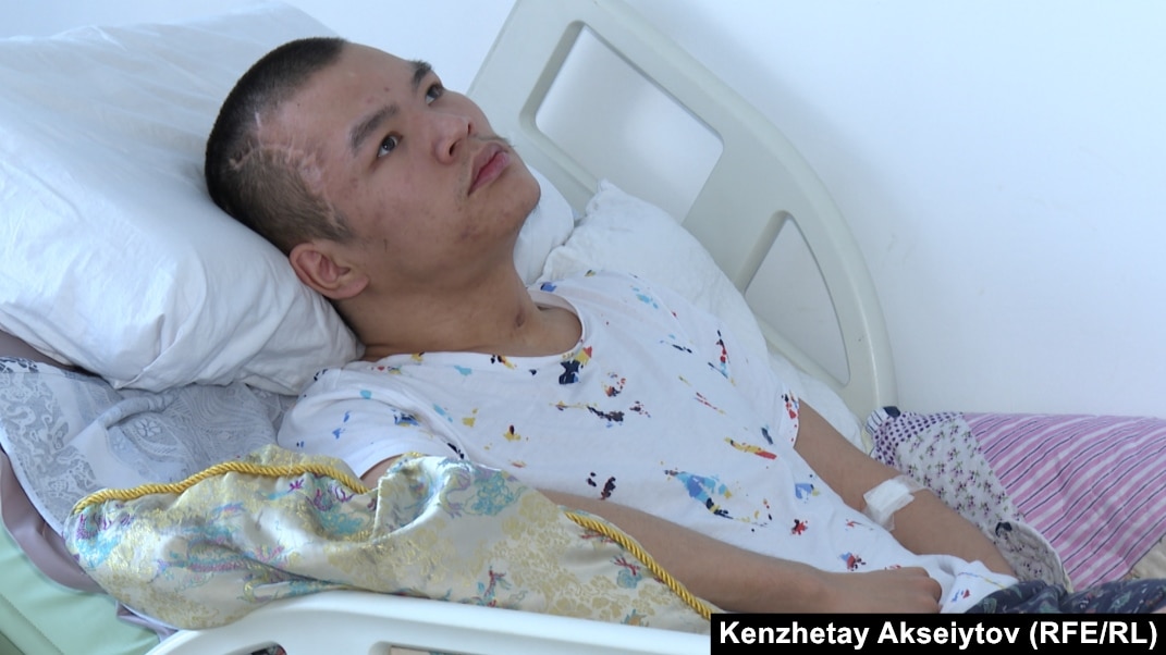 Орыс əйелді сыған əйел сиқытып жатыр.