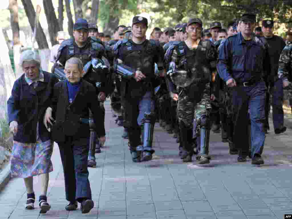 Кіргізстан. Вайскоўцы ў Бішкеку ідуць галасаваць на канстытуцыйным рэфэрэндуме.