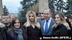 Ruski ministar spoljnih poslova Sergej Lavrov sa Nemanjom Ristićem i pripadnicama Zavetnika