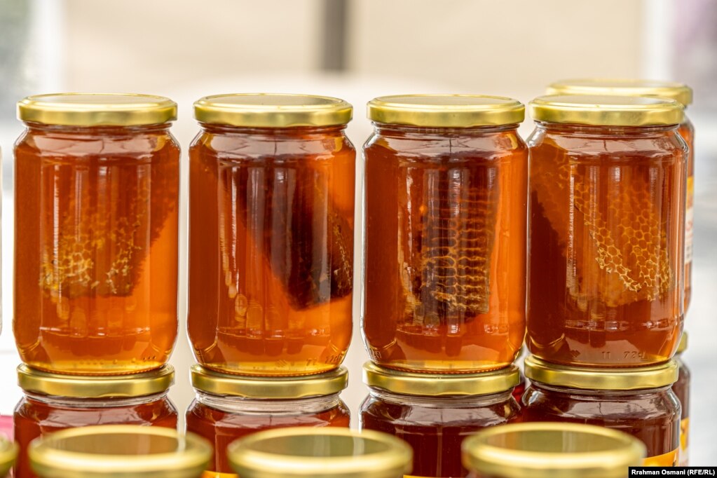 Përveç veshmbathjeve të ndryshme, në panair u ekspozuan edhe produkte ushqimore, sikurse mjalti.