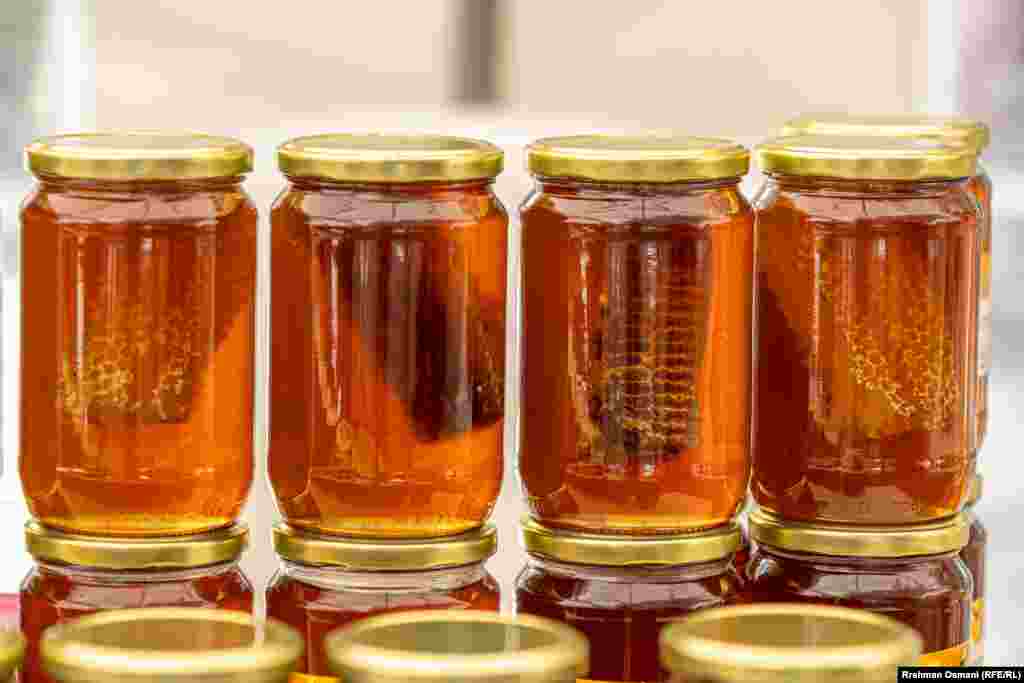 Përveç veshmbathjeve të ndryshme, në panair u ekspozuan edhe produkte ushqimore, sikurse mjalti. 