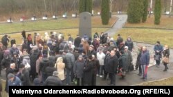 Жалобні заходи біля пам’ятного знака в урочищі Сосонки, Рівне