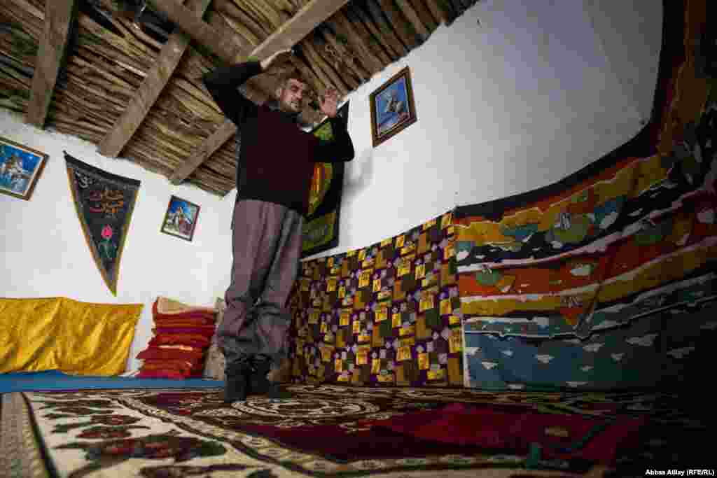 Kənd məscidi. İbadət edən demanlı.