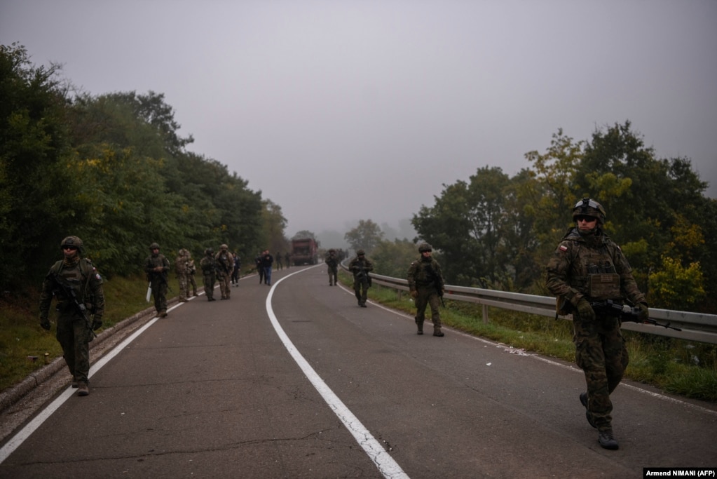 Vojnici KFOR-a patroliraju cestom sa koje su uklonjene barikade na Jarinju  