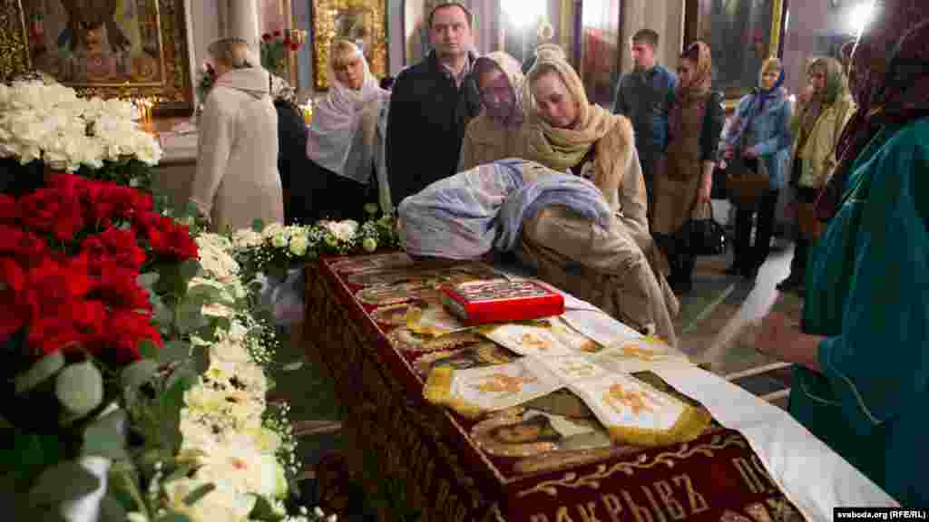 Belarus - Holy Saturday in Minsk churches, Consecration of Easter meals, 11Apr2015