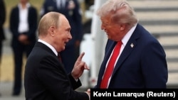 Руският президент Владимир Путин (вляво) и американският му колега Доналд Тръмп в първото им ръкостискане в Аляска. На заден план се виждат стълбите на самолета Еър Форс 1, с който пътува американският държавен глава.