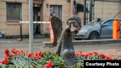 Памятник погибшим медикам в Петербурге. Фото пресс-службы правительства города