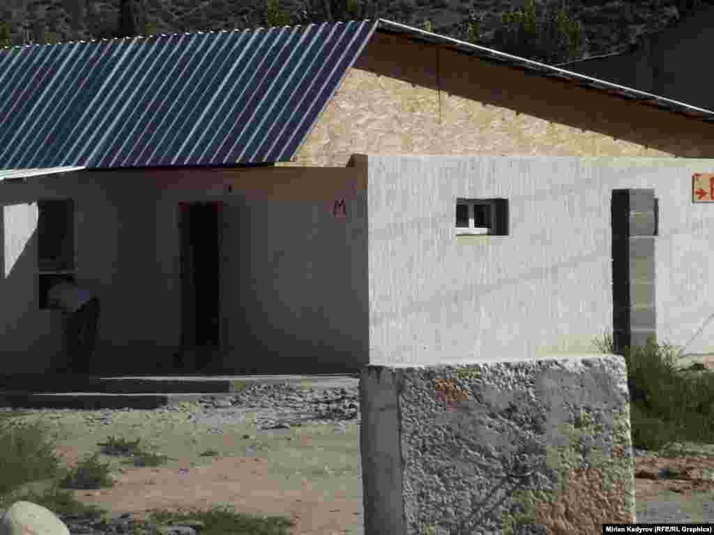 Даараткананын салынганына бир жылга чукул убакыт болду. Учурда элге 5 сомдон кызмат көрсөтөт. Буга чейин жүргүнчүлөр даараткананын жоктугунан убара тартып келишкен.