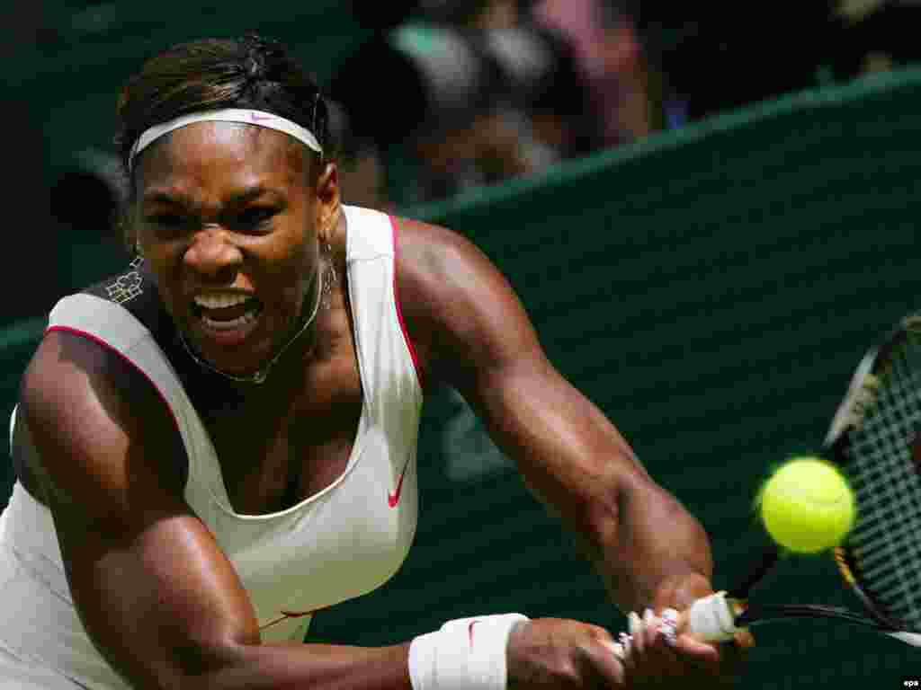 سرنا ویلیامز در فینال رقابت های تنیس ویمبلدون در لندن - U.K. -- Serena Williams of the US returns to Vera Zvonareva of Russia during the women's singles final for the Wimbledon Championships at the All England Lawn Tennis Club, in London, Britain, 03Jul2010