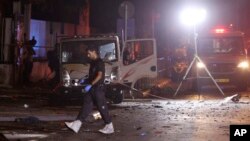 Policia izraelite punon në vendin e ngjarjes së shpërthimit të një bombe në Tel Aviv, Izrael, e diel, 18 gusht 2024.