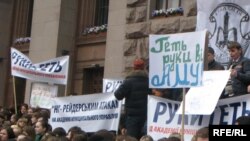 Члени профспілок, підприємці, прихильники БЮТ, Блоку Литвина, Соціалістичної партії, Блоку Катеринчука, студенти протестують у Києві проти діяльності мера Леоніда Черновецького