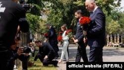 Președinta Sandu a dat publicității fotografii, înfățișând participanții la summit cum depun flori la Odesa, la un memorial al militarilor ucraineni căzuți în luptele cu Rusia