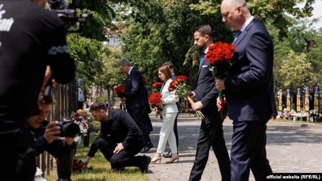 Președinta Sandu a dat publicității fotografii, înfățișând participanții la summit cum depun flori la Odesa, la un memorial al militarilor ucraineni căzuți în luptele cu Rusia