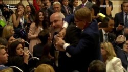 Чоловіка силою вивели з зали перед брифінгом Трампа і Путіна (відео)