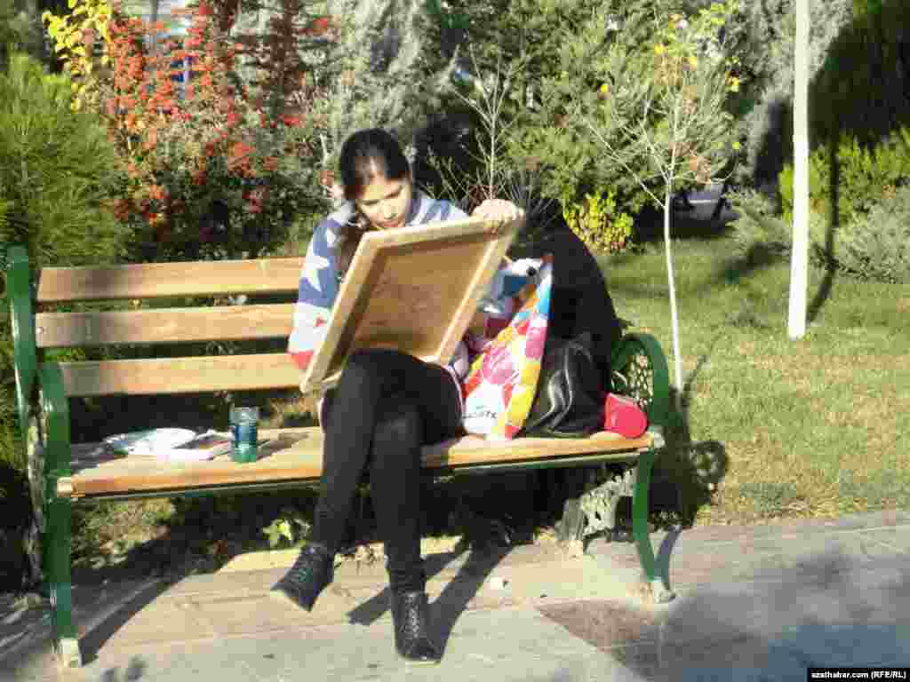 Aşgabatda surat çekip oturan bir gyz