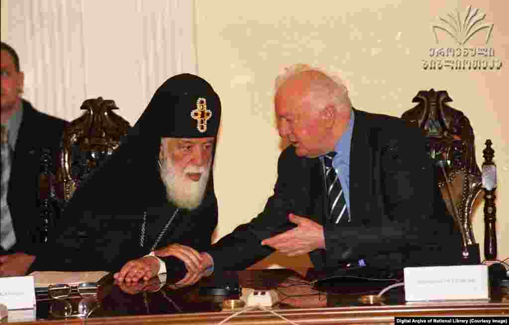 ილია მეორე და ედუარდ შევარდნაძე, საქართველოს პრეზიდენტი 1995-2003 წლებში. ილია მეორე იყო ედუარდ შევარდნაძის ნათლია. 