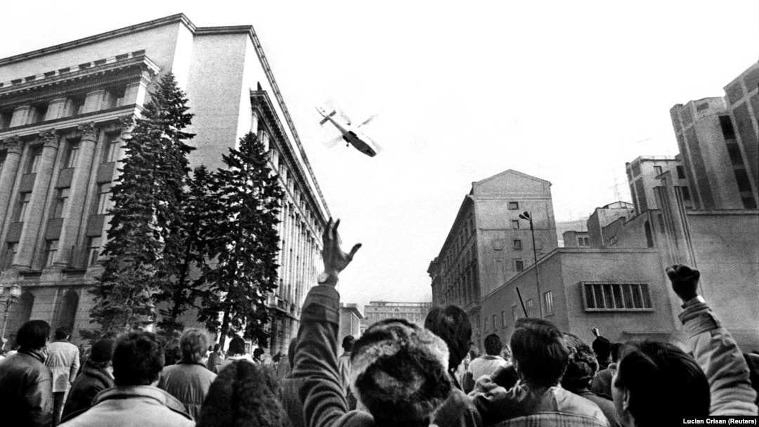 Fotografie din 22 decembrie 1989, surprinzând momentul în care dictatorul Ceaușescu a fugit cu un elicopter