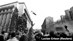 Fuga dictatorilor de pe fostului sediu al CC al PCR, București, 22 decembrie 1989.