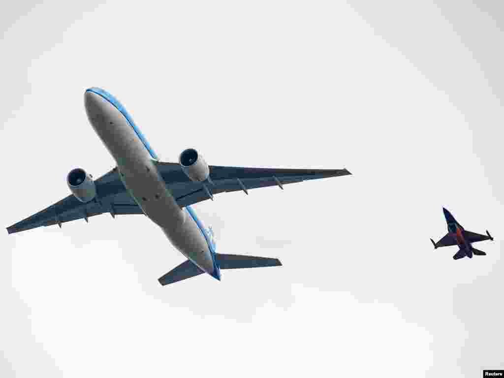 Через несколько минут самолет со сборной Голландии на борту приземлится в амстердамском аэропорту Схипол. - Матчем между сборными Испании и Голландии завершился 19-й чемпионат мира по футболу. Испанцы – впервые в истории этой страны – завоевали Кубок мира, вырвав победу на последних минутах дополнительного времени. А в историческом противостоянии между Европой и Южной Америкой вперед вышел Старый континент – 10:9.