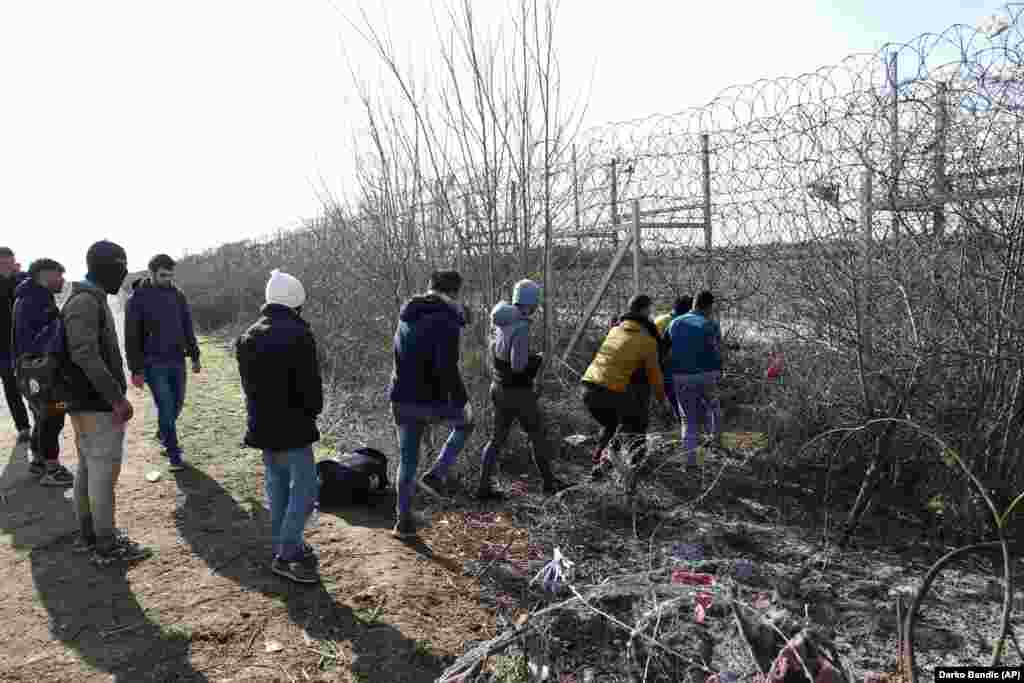 Migrants try to cut the border fence at the Turkish-Greek border near the Pazarkule border gate near Edirne, Turkey, on March 2.