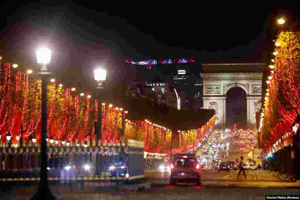 Për Krishtlindje, rruga në afërsi të Harkut të Triumfit, Champs Elysees, është stolisur kështu. Francë, 2020.&nbsp; &nbsp;
