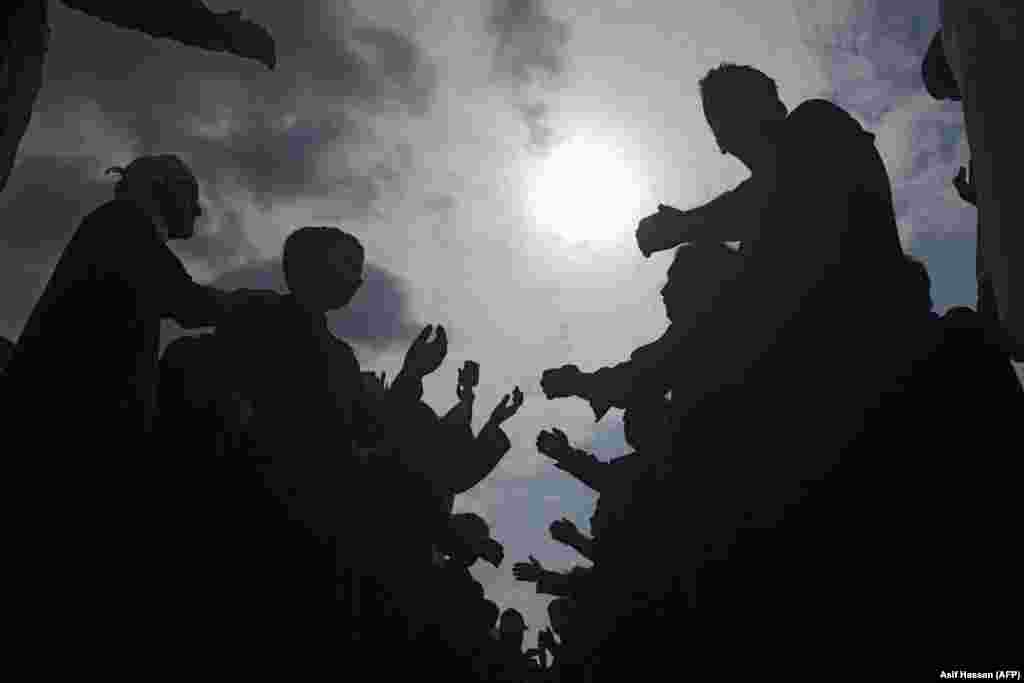 Мусульмане-шыіты б&#39;юць сябе ў грудзі падчас рэлігійнага шэсьця ў гонар 40-га дня жалобы пасьля гадавіны імама Хусейна, унука прарока Мухамэда. Карачы, Пакістан, 28 верасьня.