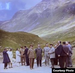 Nicolae și Elena Ceaușescu, alături de un grup de militari și lideri politici, la inaugurarea Transfăgărășanului.