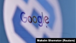 The logo of Russia's state communications regulator, Roskomnadzor, is reflected in a laptop screen showing a Google start page. (illustrative photo)