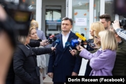 „Doar votul poate învinge frauda electorală. Ieșiți la vot!”, a spus premierul Republicii Moldova, Dorin Recean, după ce a ieșit de la vot (foto de la primul tur al alegerilor prezidențiale, de pe 20 octombrie 2024).