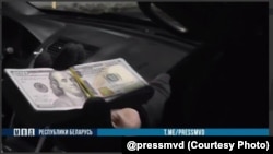 У часе затрыманьня. Скрын зь відэазапісу МУС Беларусі, апублікаванага 22 студзеня 2026 году