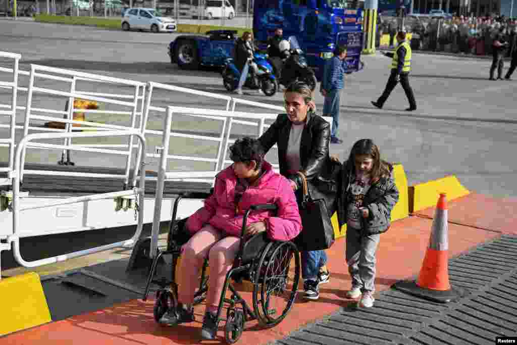 Njerëzit duke hipur në një traget për t&#39;u larguar nga ishulli. Autoritetet tashmë kanë vendosur masa sigurie, përfshirë ndalimin e ndërtimit, mbylljen e shkollave në Santorini dhe ishujt e afërt të Ios, Amorgos dhe Anafit. Ato, po ashtu, urdhëruan banorët dhe hotelet që t&rsquo;i zbrazin pishinat e tyre.