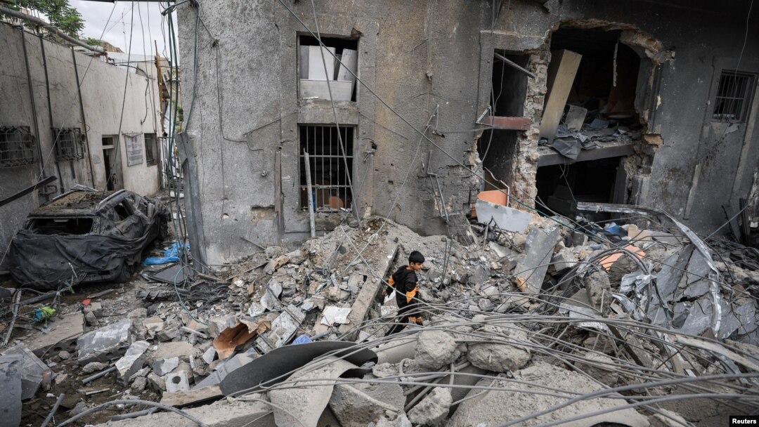 Două rachete israeliene au lovit o clădire din incinta Spitalului Baptist Arab Al-Ahli, orașul Gaza, 13 aprilie 2025. Pacienții fuseseră evacuați după un apel din partea unei persoane care s-a identificat ca aparținând securității israeliene.