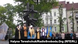 Молитва біля памятника жертвам більшовицьких репресій, Львів, 8 травня 2012 року