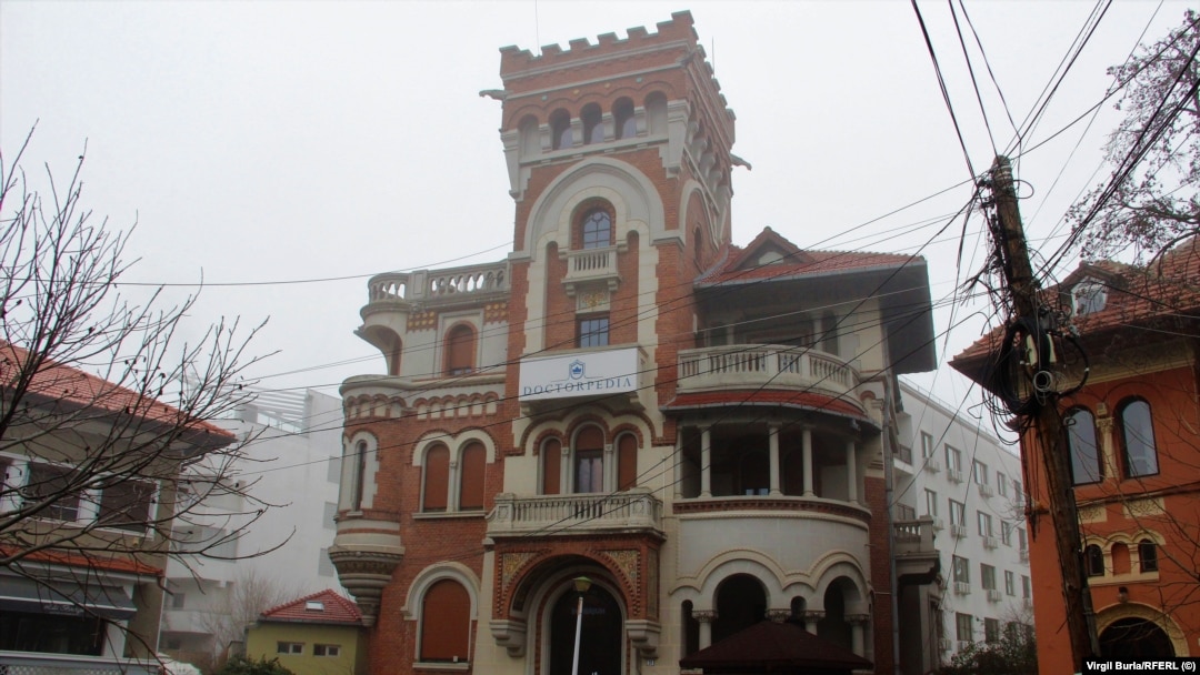 Vila de patrimoniu, construită în perioada interbelică de arhitectul Toma Socolescu, a fost una dintre locuințele lui S.O.Vântu. I se spune „palatul”