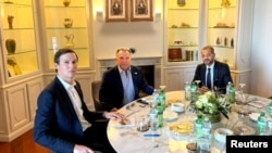 Спецпосланники Трампа с главой МИД Омана