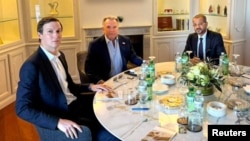 Ministrul de Externe al Omanului, Badr Albusaidi (dreapta), se întâlnește la Geneva pe 26 februarie cu trimisul special al SUA, Steve Witkoff (centru), și cu ginerele lui Donald Trump, Jared Kushner. 