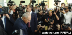 Nikol Pașinian, la o secție de votare în Erevan, 7 iunie 2026