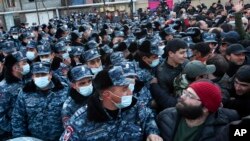 Erevan, 9 martie. Protestul opoziției, blocat de poliție.