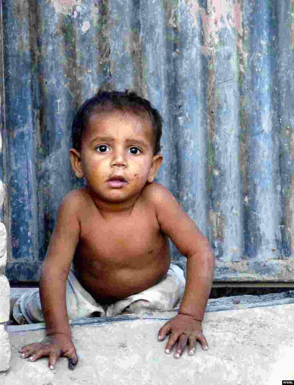 یکی از اطفال که با فامیلش از ولایت هلمند مهاجر شده و در این موسم که هوا به طرف سردی می رود، چیزی برای پوشیدن ندارد