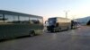 Autobusët e FSK-së me të cilët u transpirtuan refugjatët afganë nga aeroporti i Prishtinës për në kamp.
