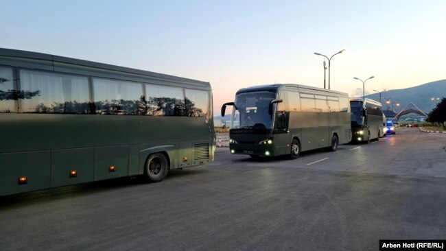 Autobusët e FSK-së brenda aeroportit të Prishtinës presin që të transportojnë afganët.