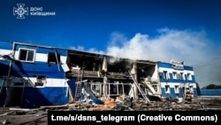 У Державній службі з надзвичайних ситуацій повідомили, що на місці тривають аварійно-рятувальні роботи, а інформація щодо загиблих і постраждалих уточнюється