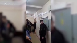 Esir alınğan ukrainalı deñizcilerni Moskva mahkemesinde elçırpmalarnen qarşılaylar (video)