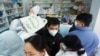 Antigén tesztért sorban álló emberek egy patikában, Hangcsou, 2022. december 19.