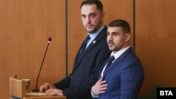 Председателят на СОС Цветомир Петров и Антон Бранков (вдясно), който полага клетва като общински съветник, 15 януари 2026 г.