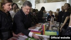 Президент Петро Порошенко разом із дружиною відвідав «Книжковий Арсенал» у Києві, 21 травня 2017 року