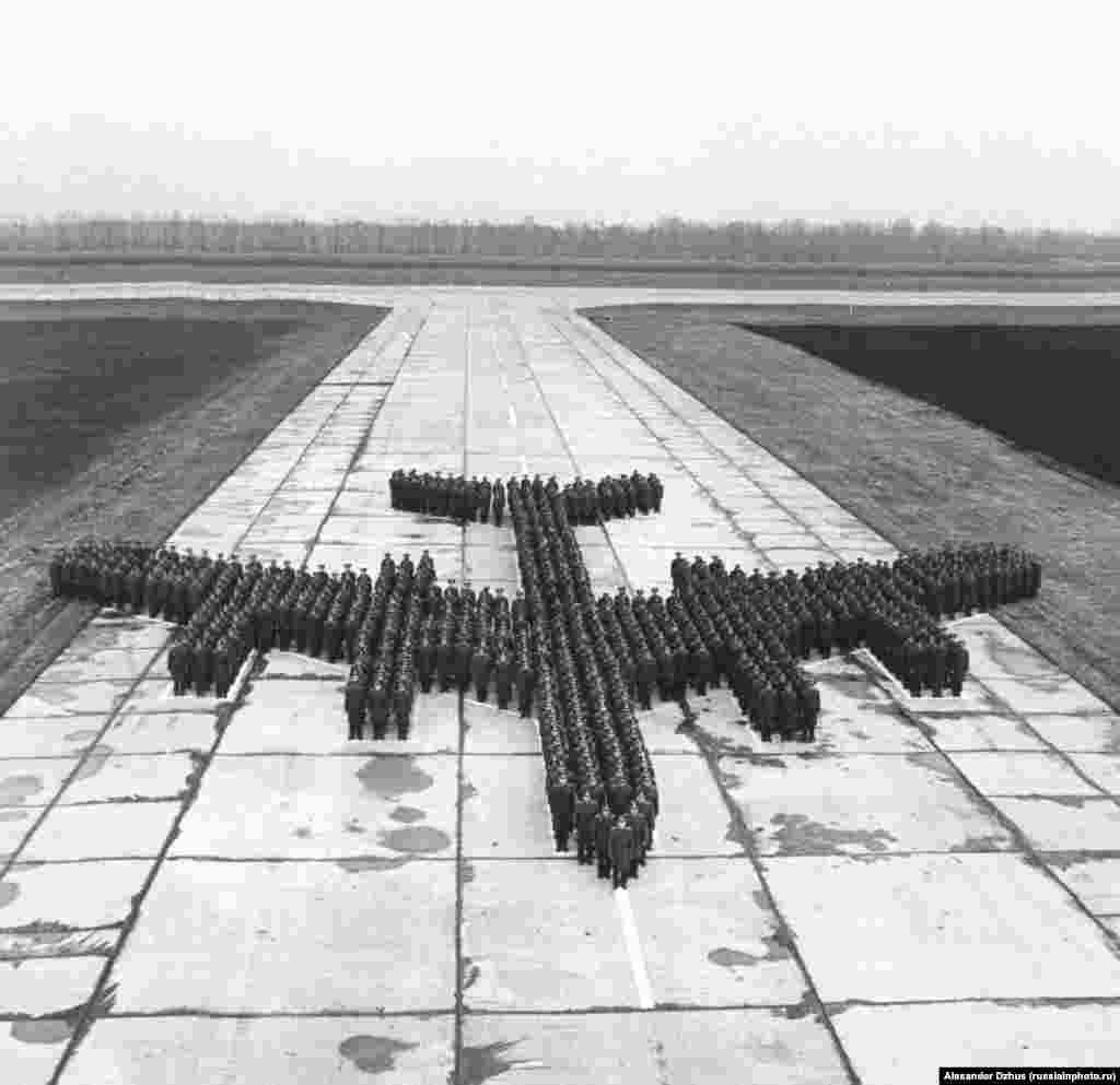 Plane-shaped crowd, on a runway in 1980.