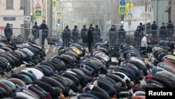 Мусульмане в день в Ураза-байрам молятся на улице перед мечетью в Москве. 20 марта 2026 года 