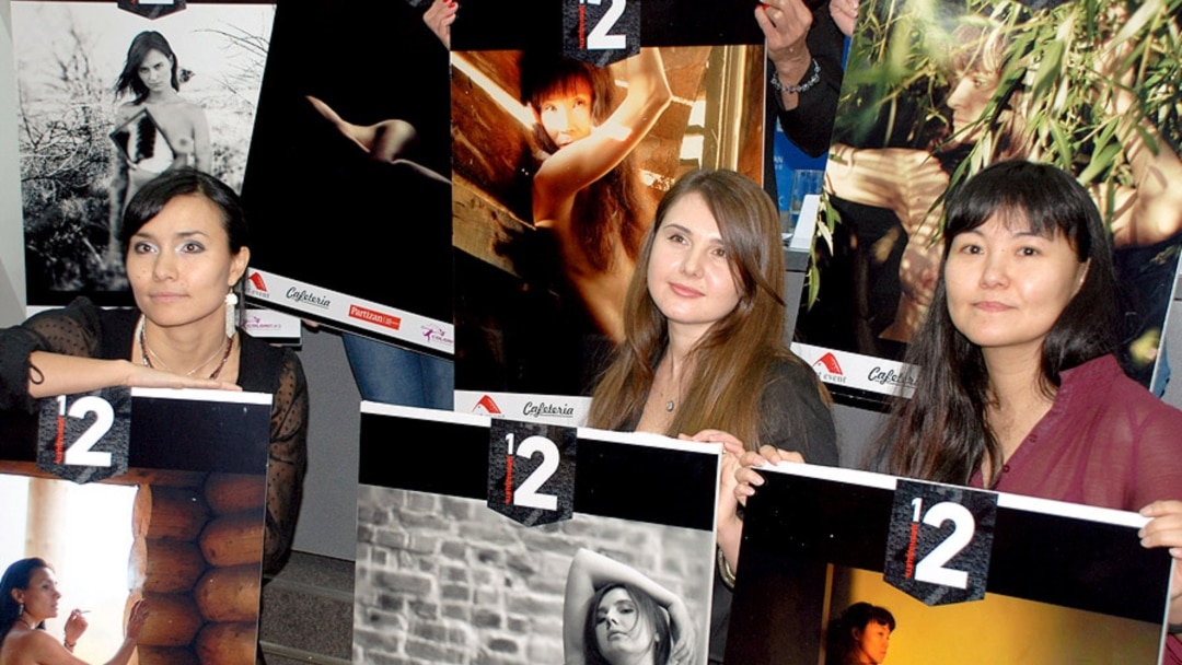 Моншада жалаңаш жатқан 50 жастағы әйелдер